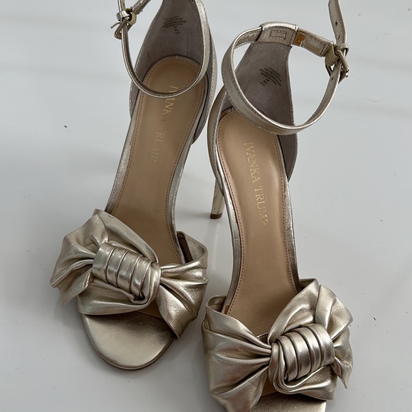 Ivanka Trump size 8 Gold heels - Picture 1 of 4